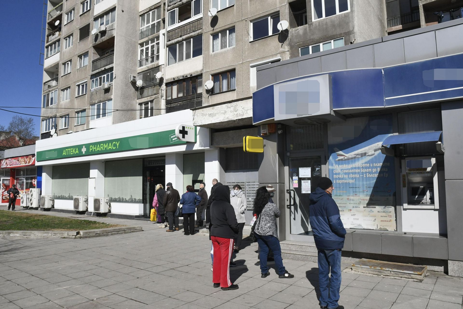 Съветват се хората да не се трупат пред аптеките 