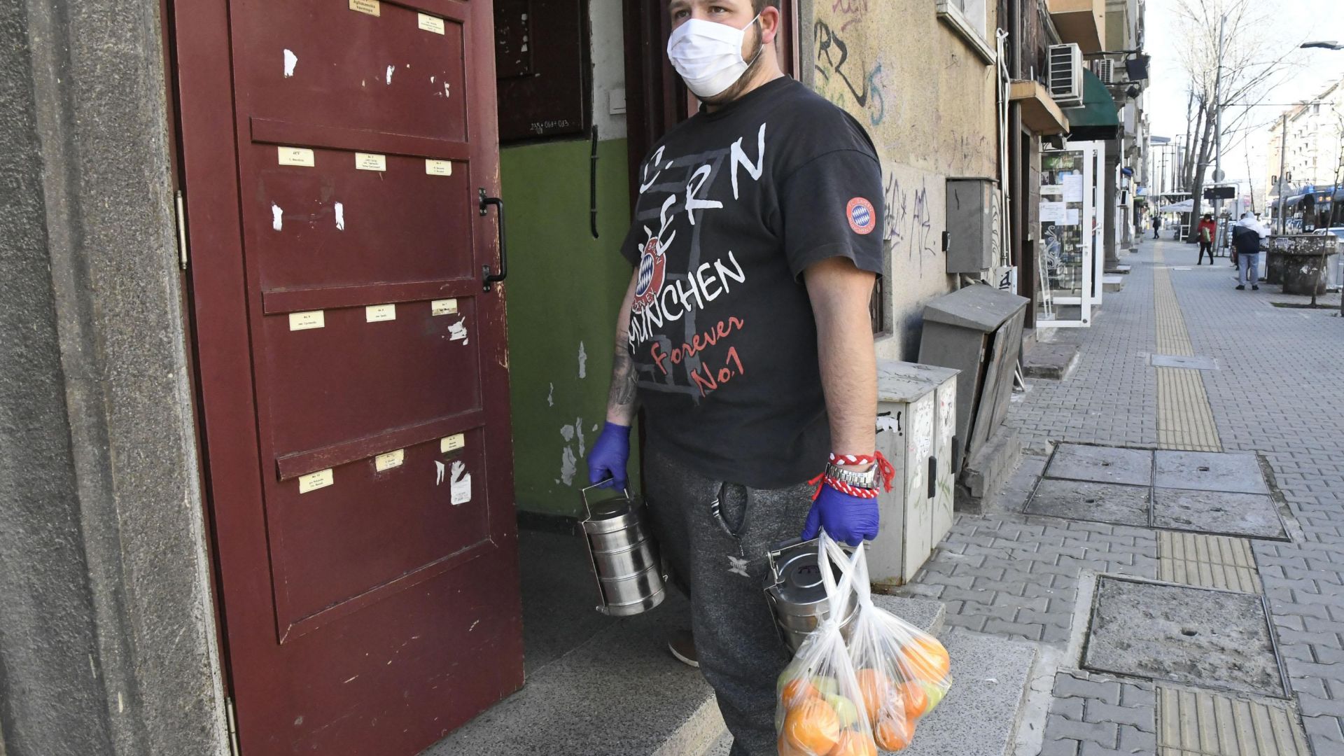 Софийското общинско предприятие Социален патронаж започна да разнася храни за