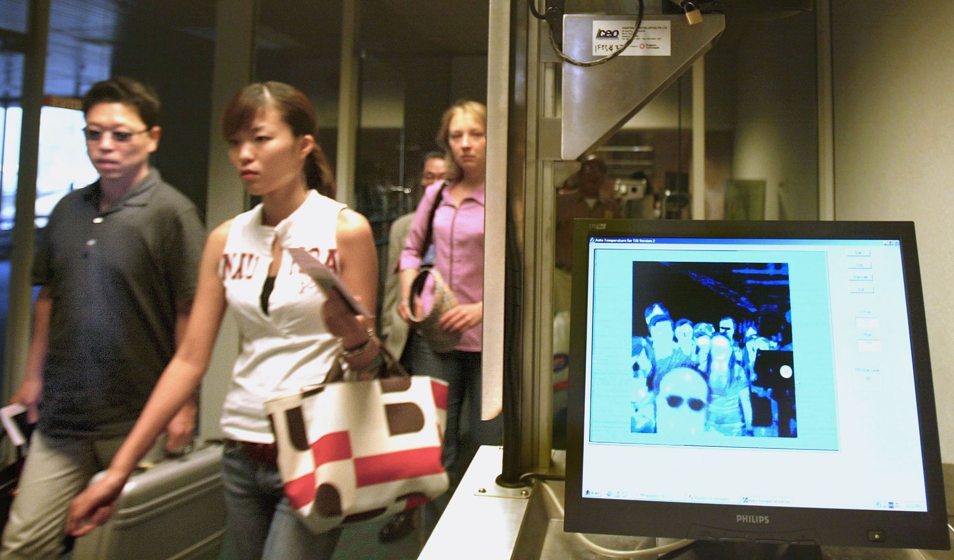 27 юни 2003 г.: Термичният скенер на летището Чанги в Сингапур сканира всички пътници за SARS