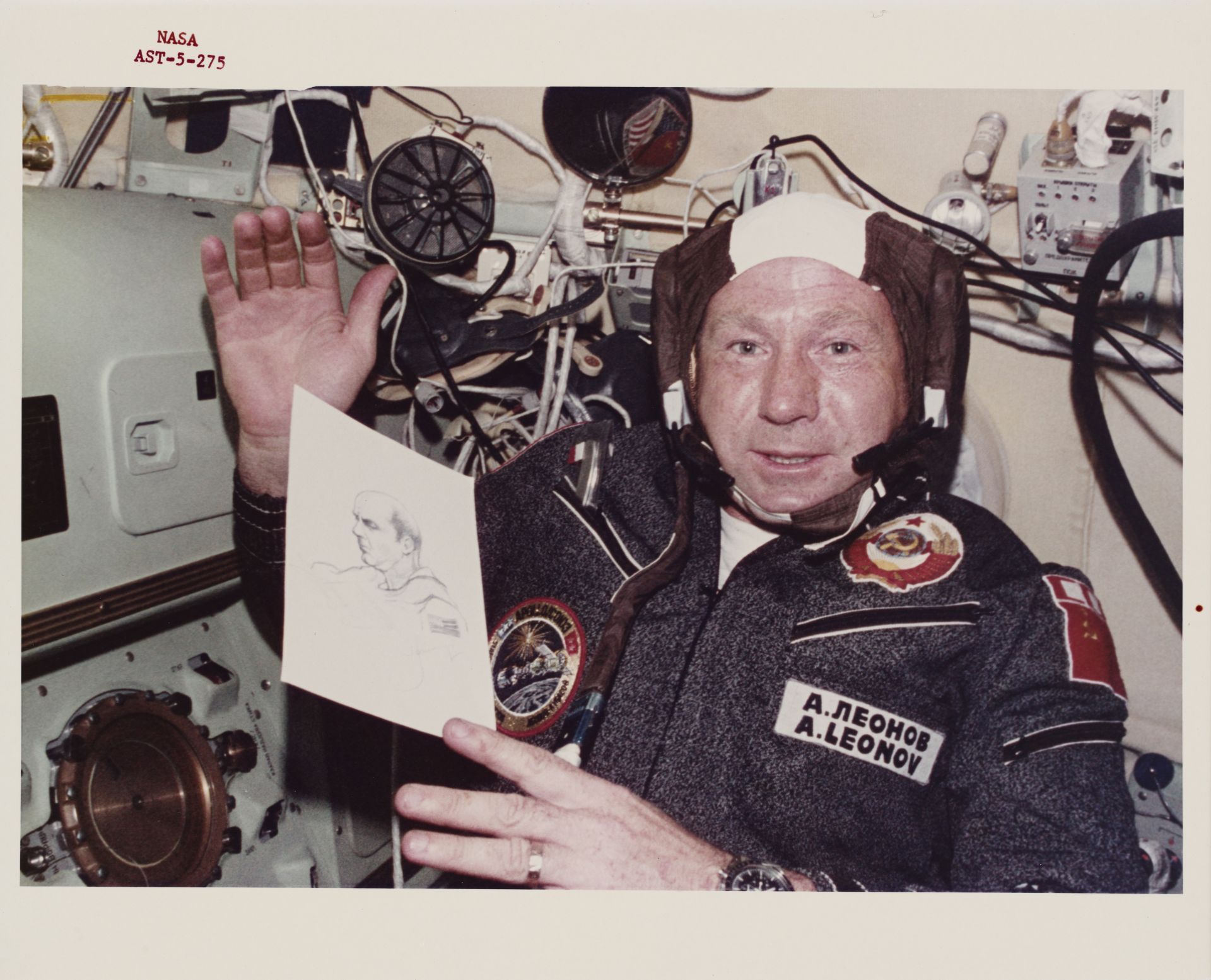 Съветският летец-космонавт Алексей Леонов