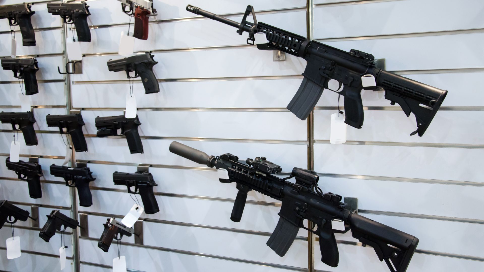 Пандемията в САЩ изви опашки пред оръжейните магазини