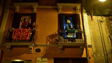 Испанци под карантина дрънчат с тенджери на балконите, искат Хуан Карлос да върне милиони