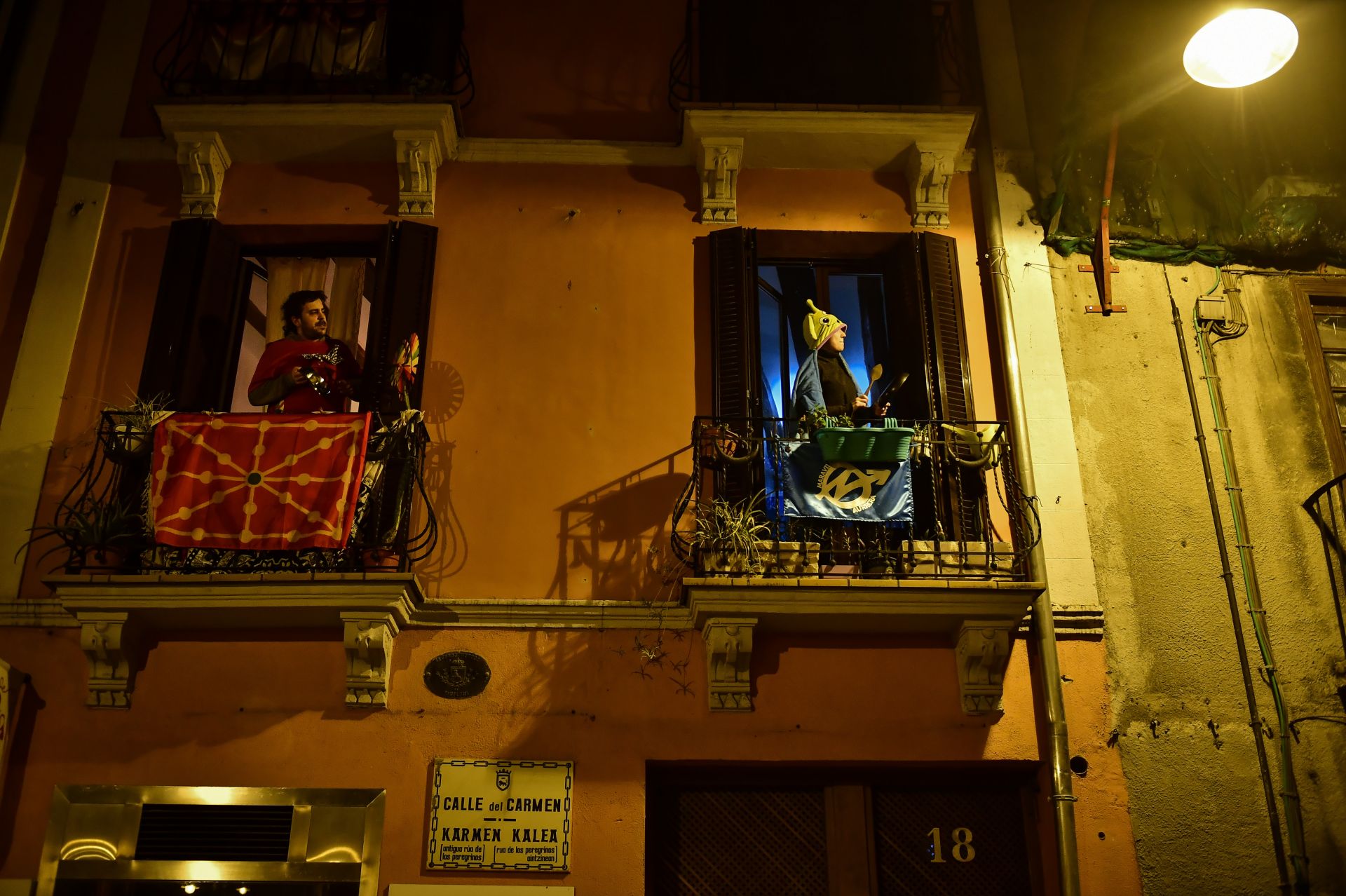 Испанци под карантина излязоха на балконите си, за да дрънчат с тенджери и тигани като протест