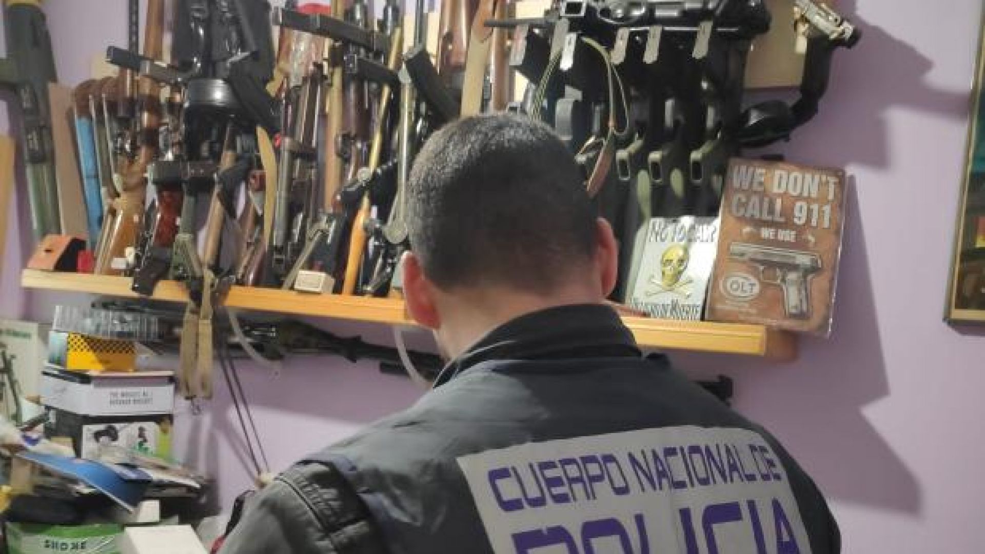 Испанската полиция задържа впечатляващо количество оръжия в малък град край