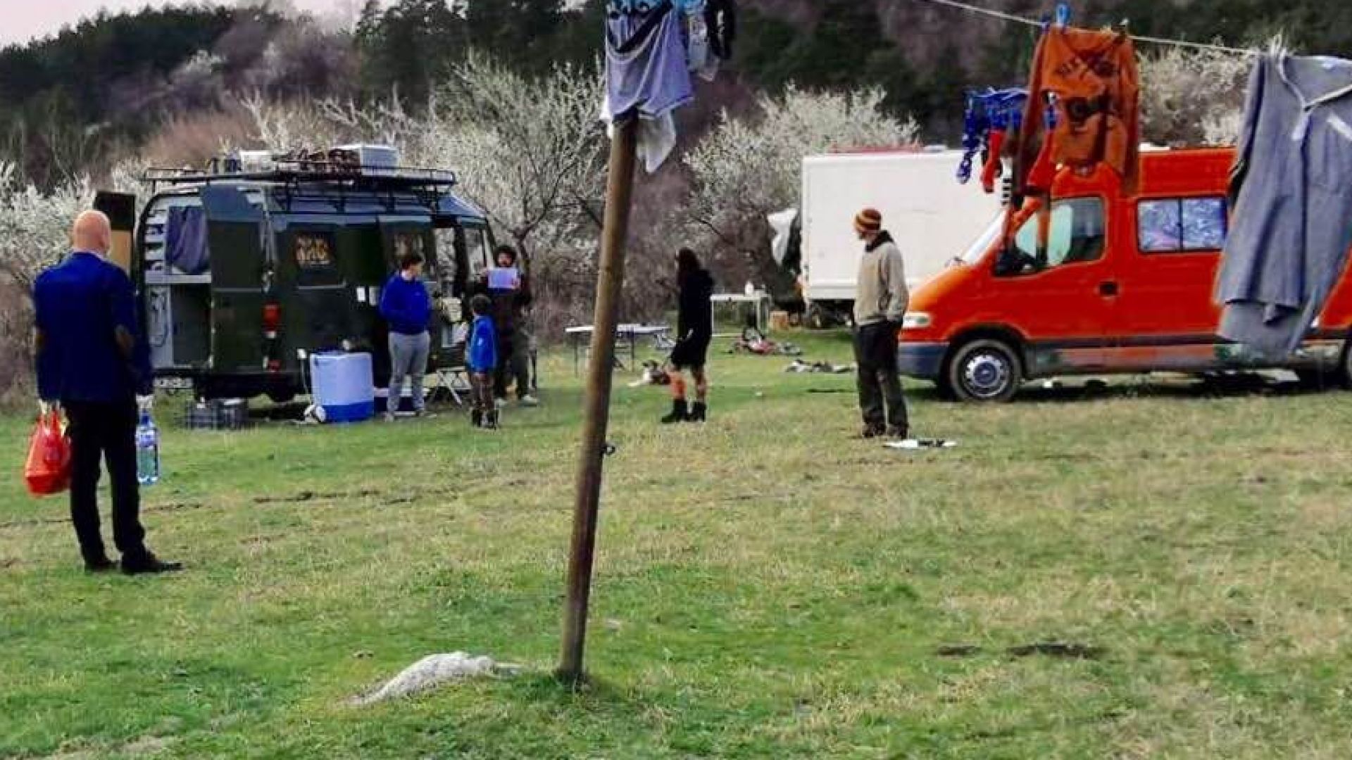 Френско семейство с две малки деца и още една жена