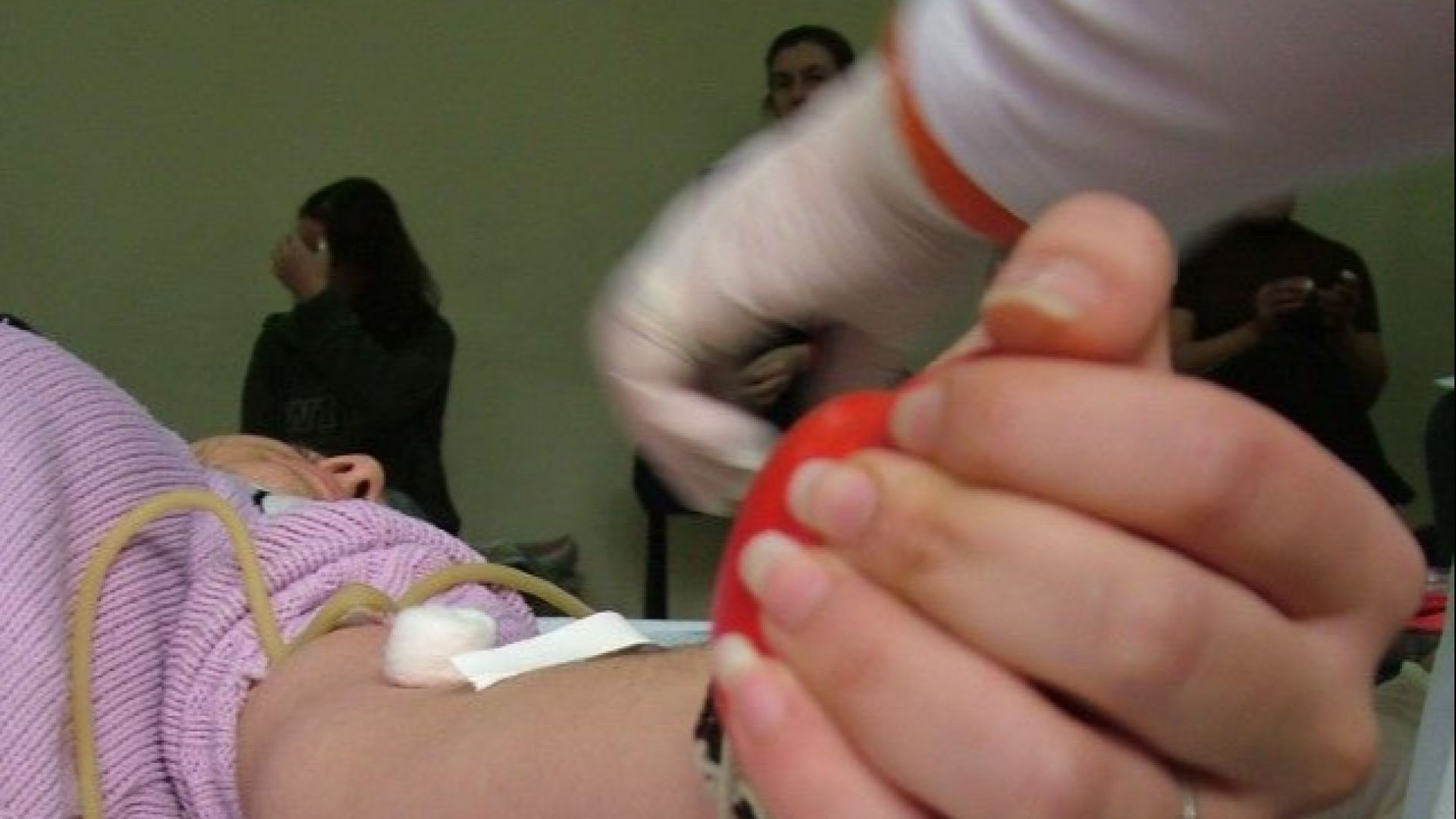 Стотици се стекоха да дарят кръв за намушканата с нож в главата Павлина от Бургас
