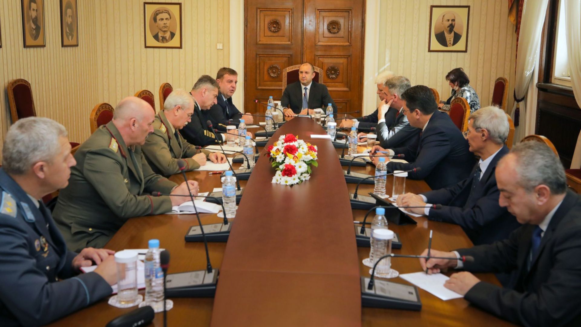 Държавният глава Румен Радев обсъди с военния министър Красимир Каракачанов