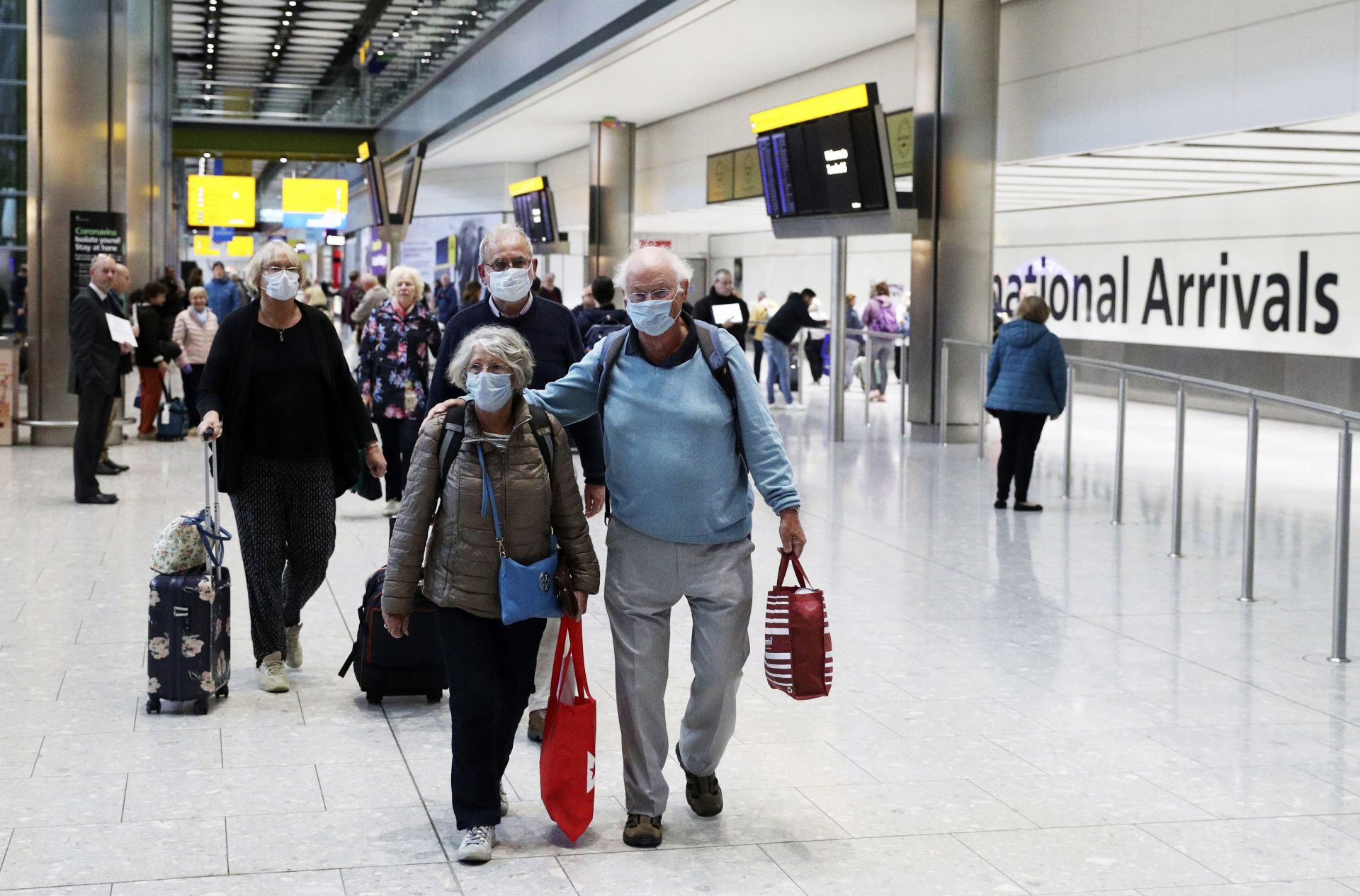 Британски туристи се завръщат от чужбина в Лондон