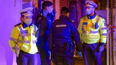 Трима души две жени и един мъж са