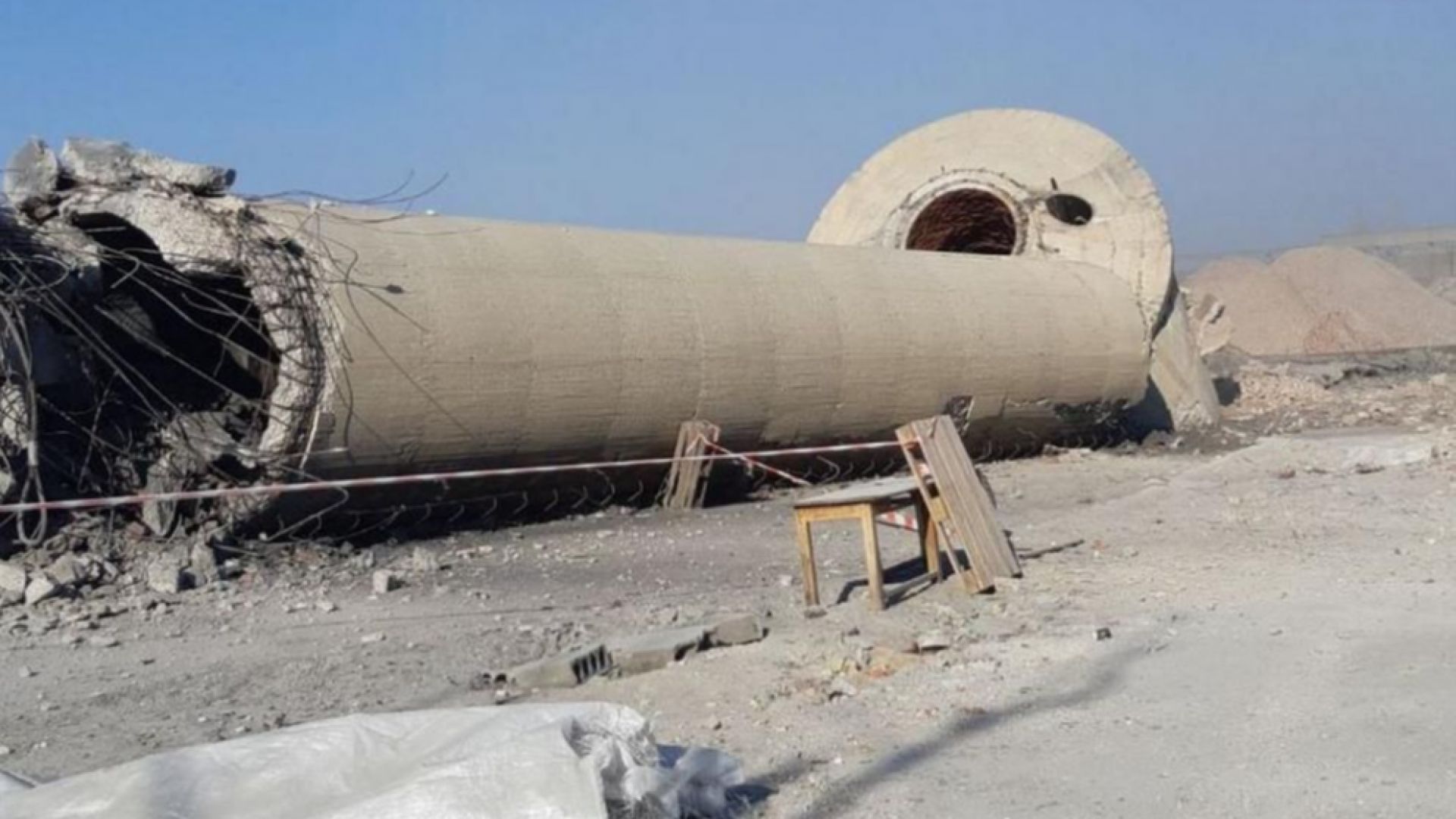 С контролиран взрив коминът на бившия завод за текстилна и