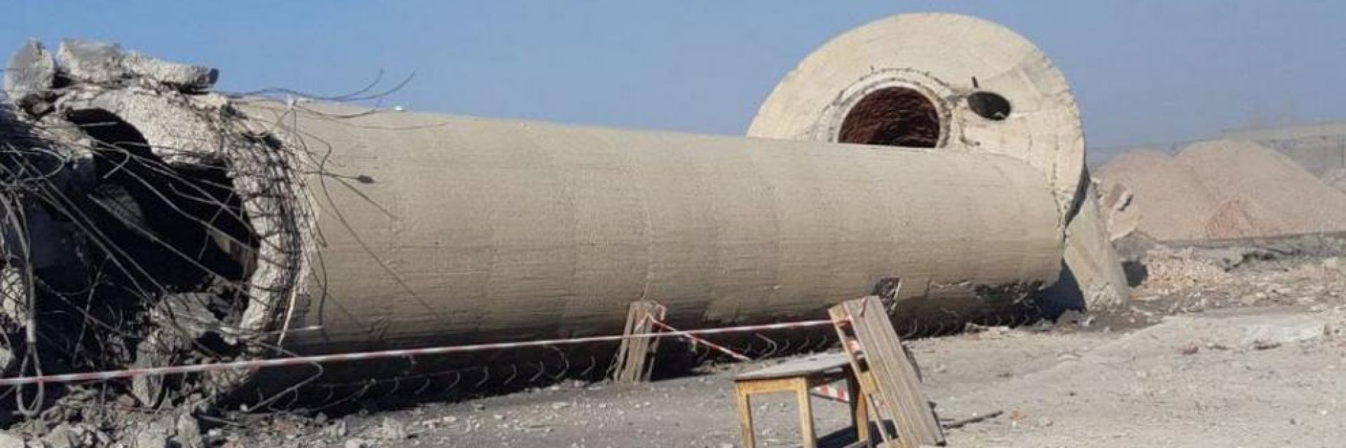 Взривиха 60-метровия комин на бившия кожарски завод в Пловдив (снимки/видео)