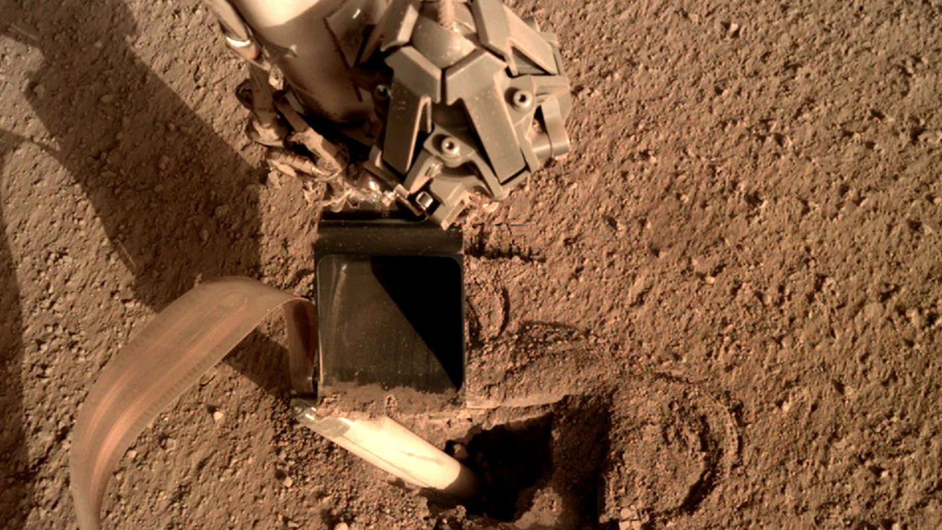 НАСА поправи най-новата си марсианска сонда с удар от лопата