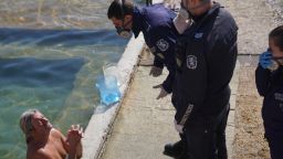Варненските полицаи с мъка изгониха къпещи се в "Топлата вода" (снимки)