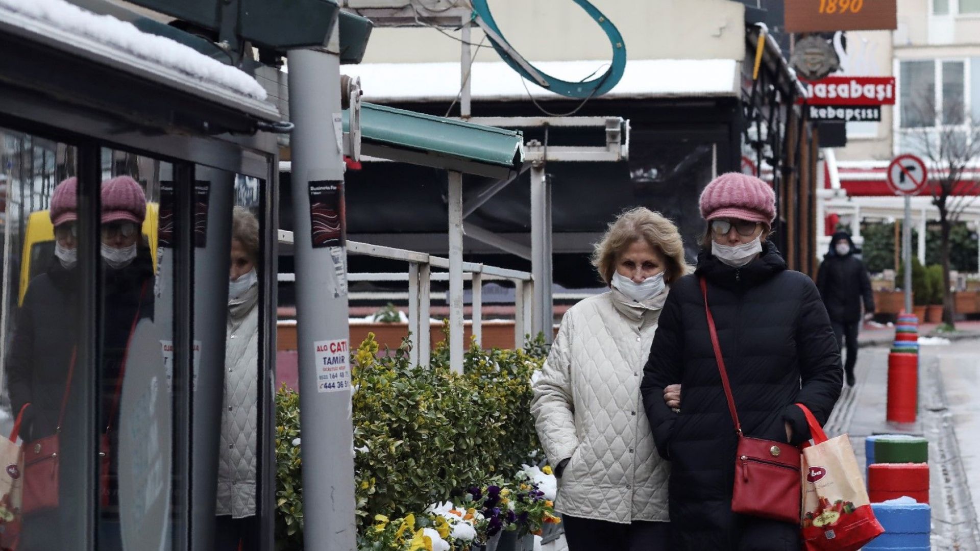 Четирима са вече починалите от Ковид 19 души съобщи турският министър