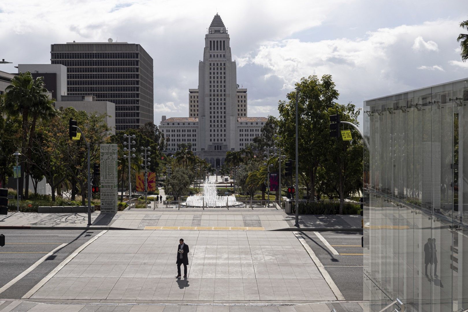 Площадът Grand Avenue пред кметството на Лос Анжелис пустее