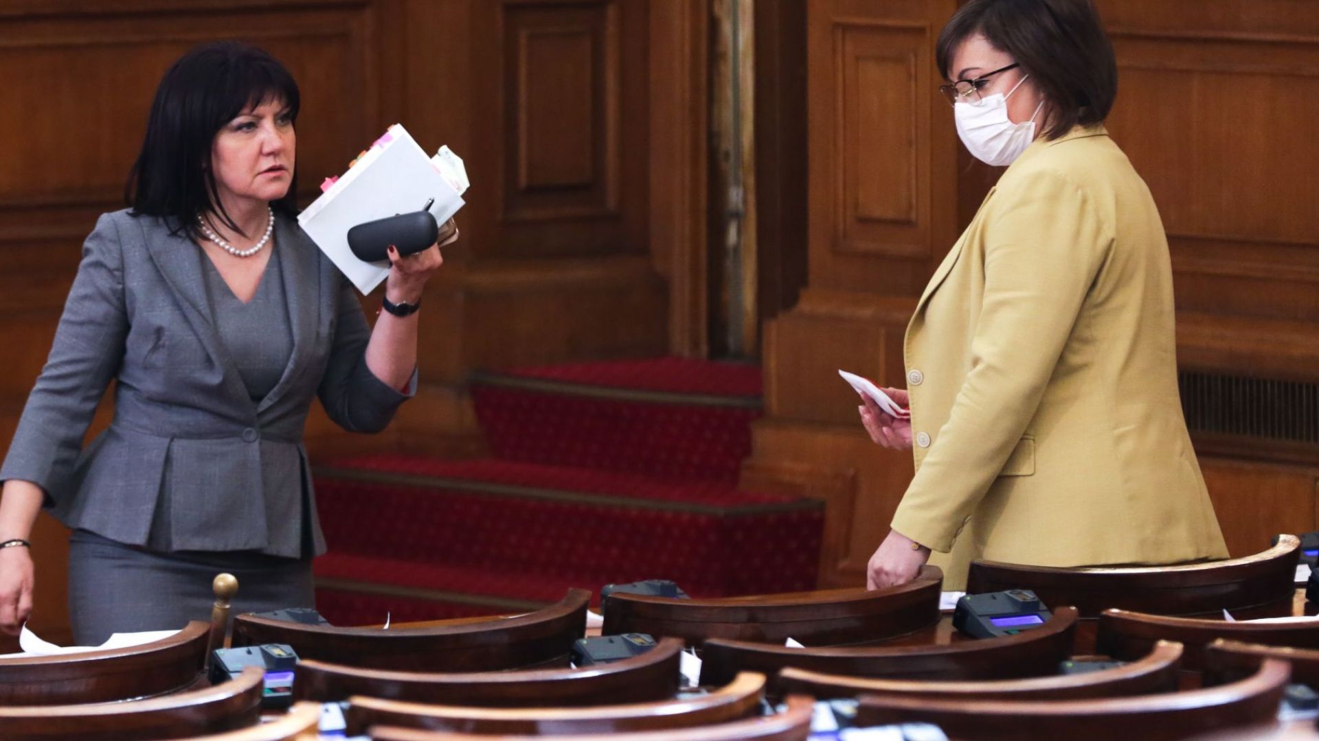 РЗИ в парламента: Глобиха депутати, влезли в пленарна зала без маски