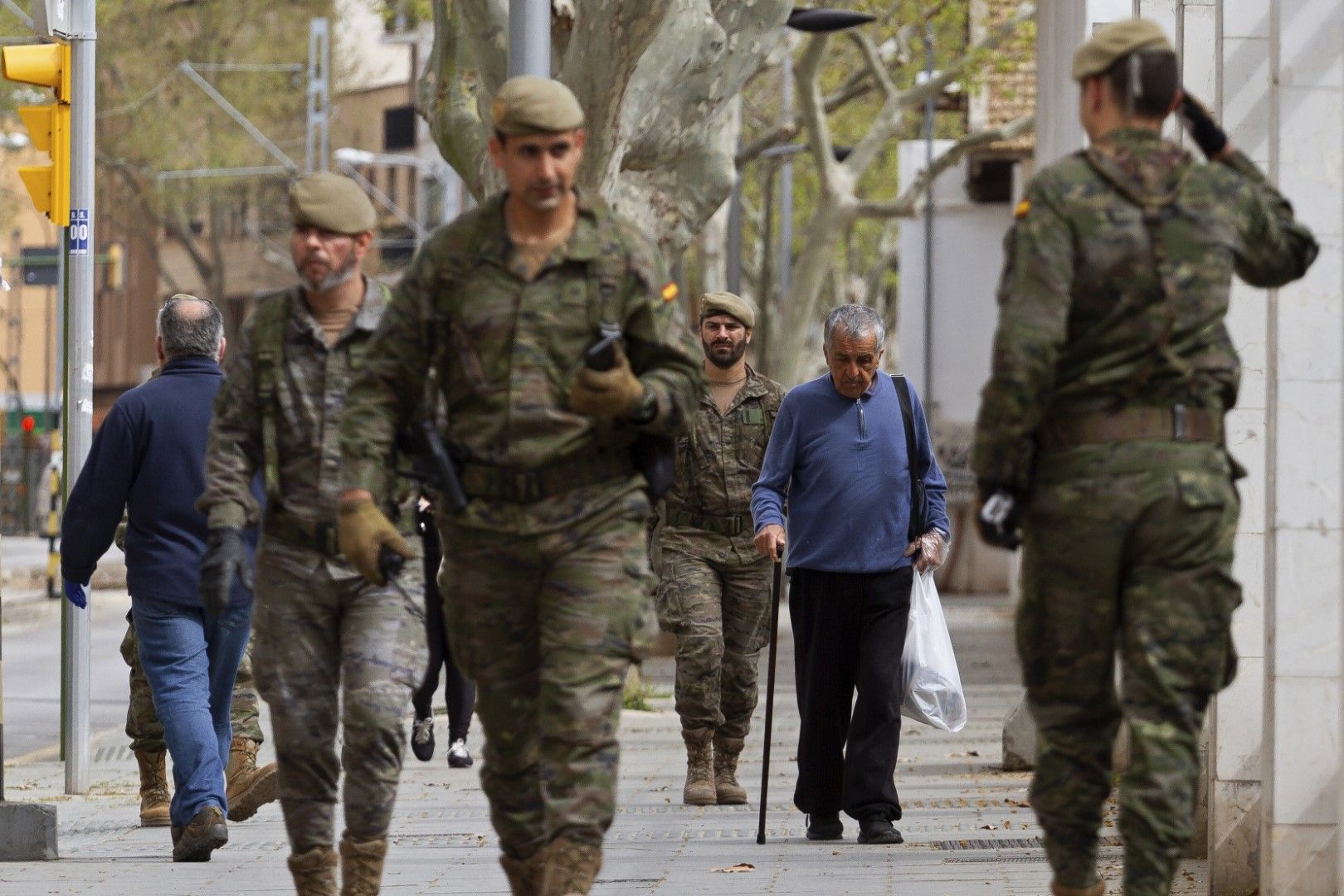 Войници патрулират в Палма де Майорка по време на пандемията