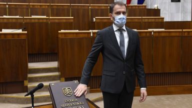 Премиерът на Словакия Игор Матович подаде оставка днес предадоха световните