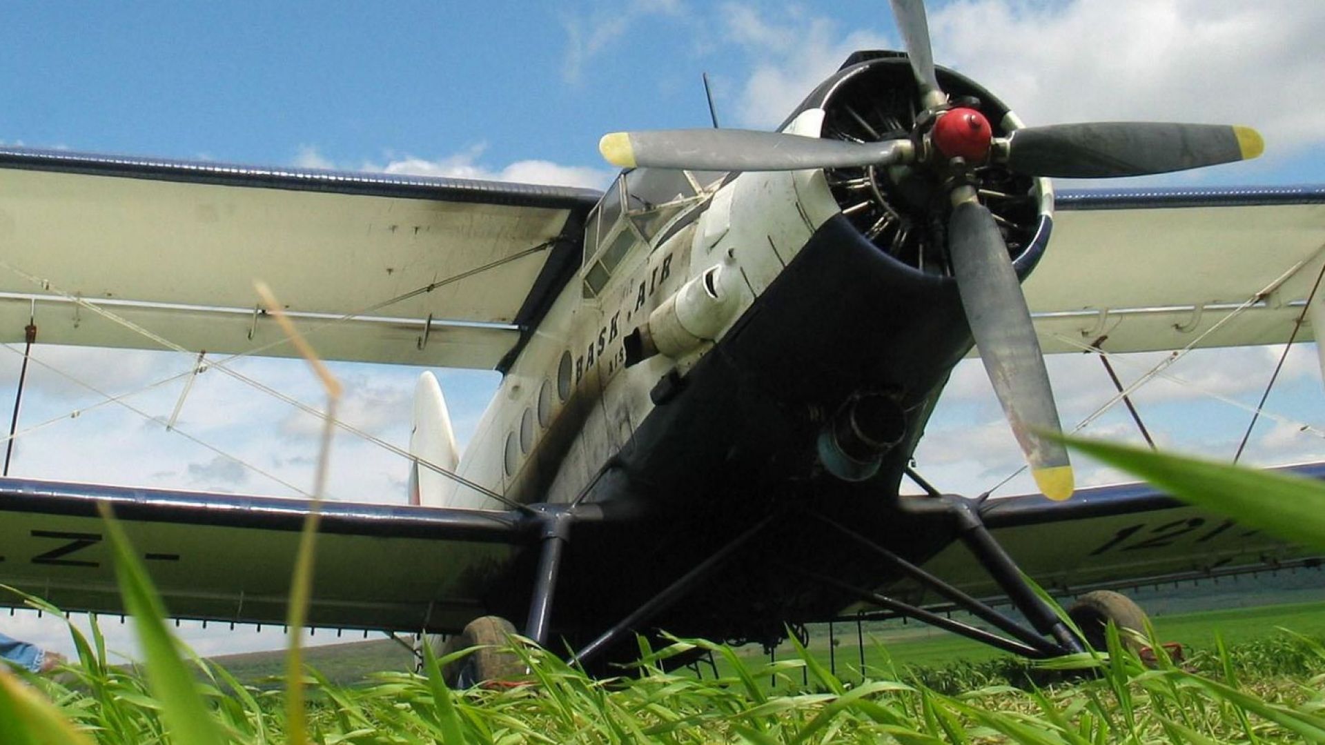 Самолет на селскостопанскатата авиация дезинфекцира Карнобат от въздуха На няколко