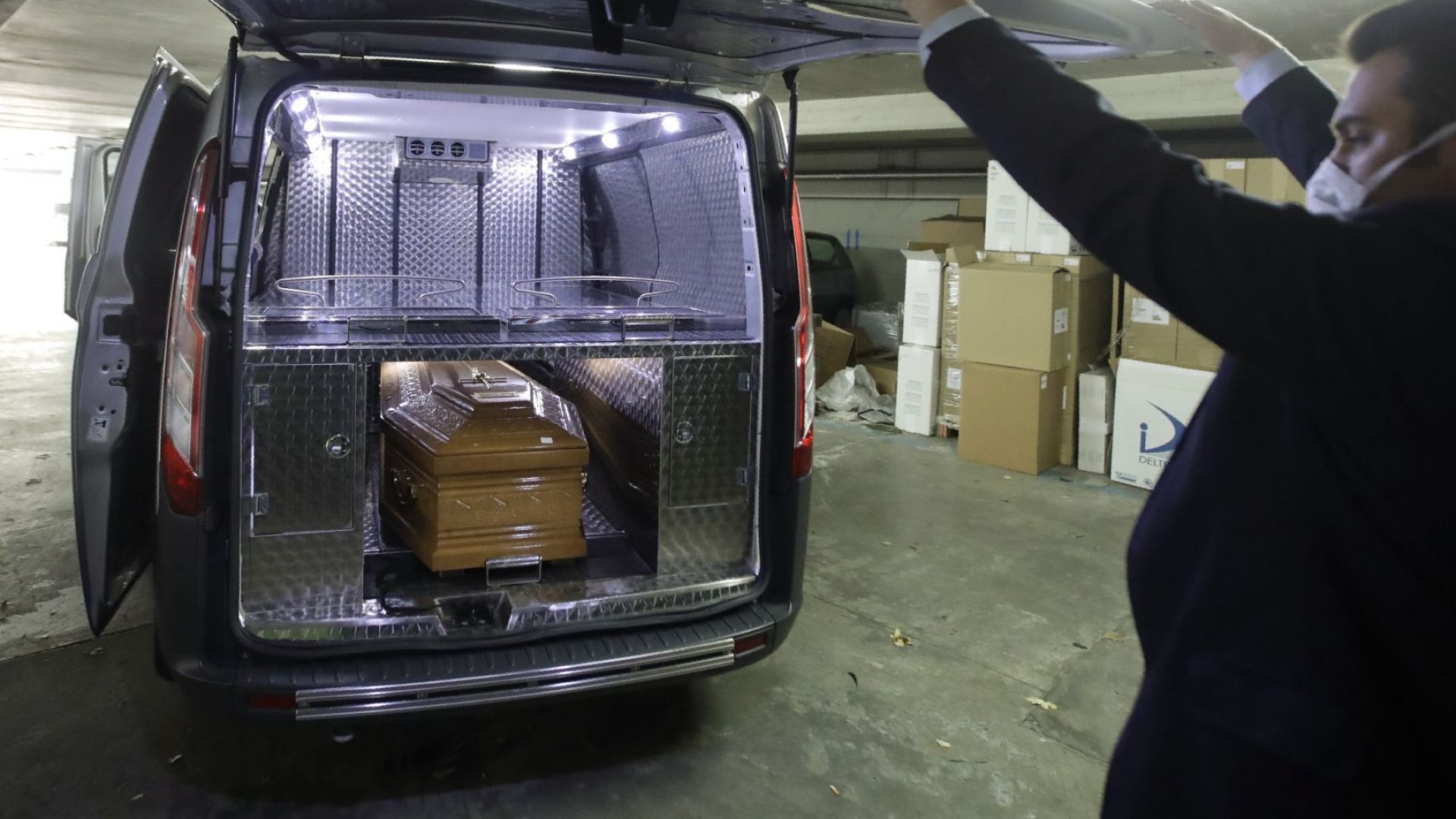 От терасата си гледах едно след друго погребенията на четиримата