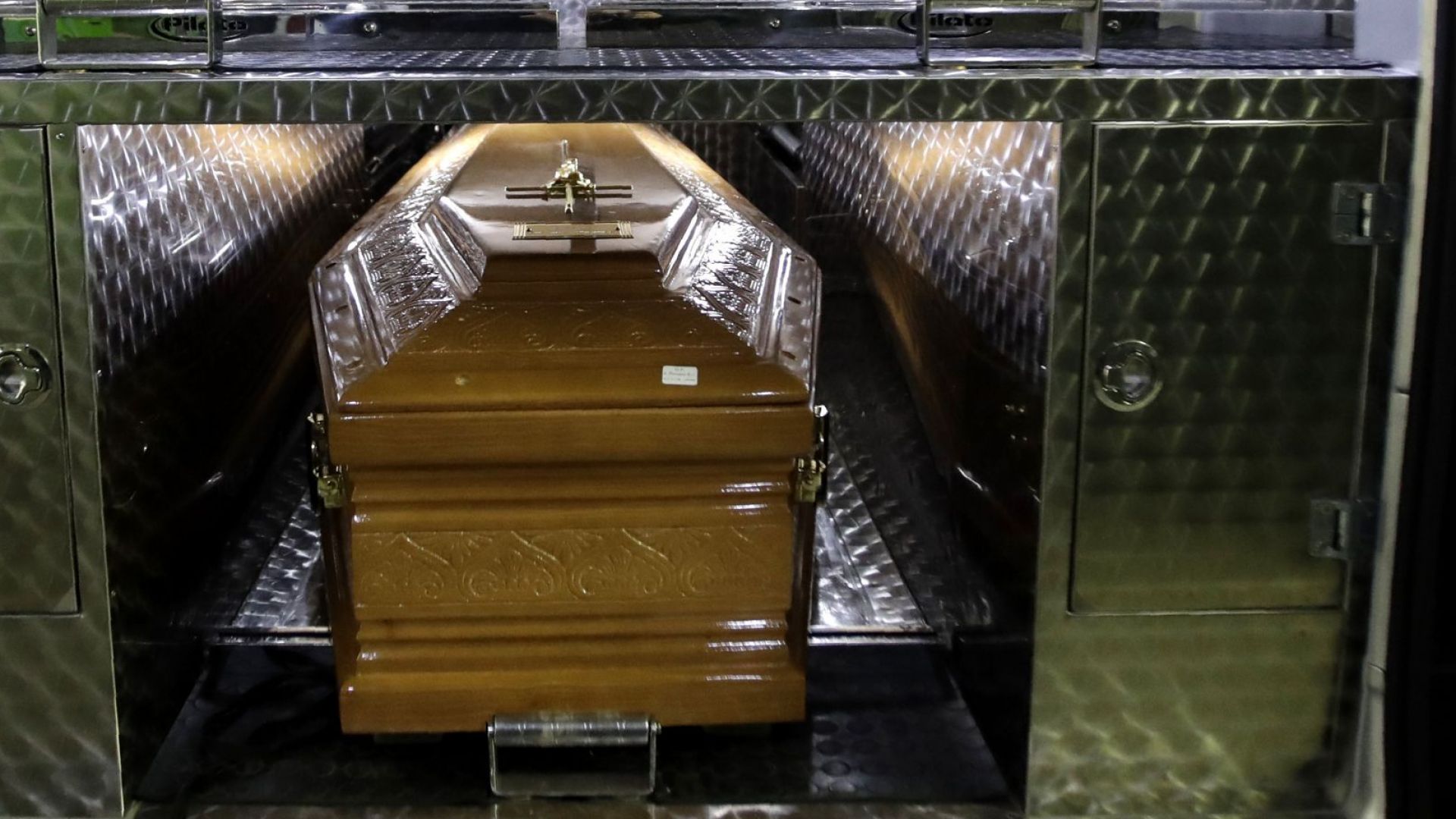 Коронавирусът погуби 4-мата братя на италианка, гледа погребенията им от балкона