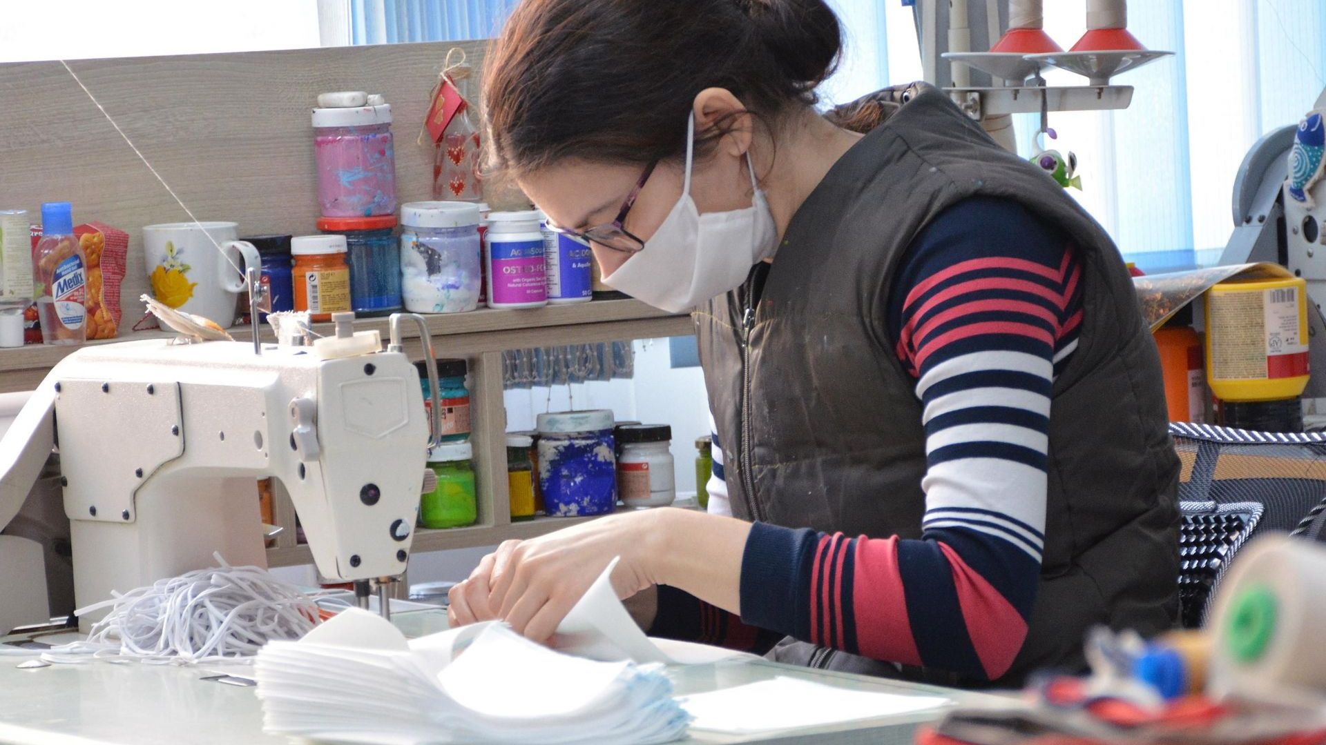 Общинското предприятие Морски знаци започна производството на предпазни маски Те