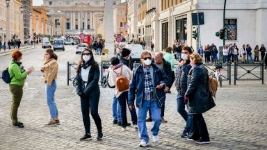 От днес носенето на маски на открито е задължително в