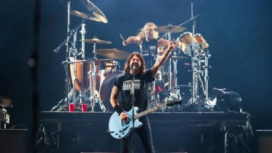 Намериха мъртъв в хотел в Колумбия барабаниста на Foo Fighters