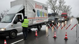 Опашки на КПП-та край градовете в първия работен ден (снимки)