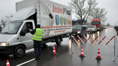 Опашки на КПП-та край градовете в първия работен ден (снимки)