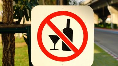 Историческо решение: Френските власти забраниха продажбата на алкохол по време на карантина