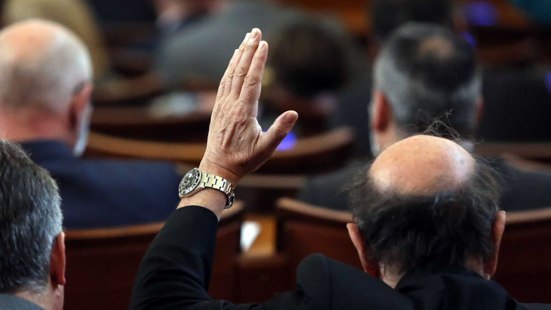 Премиерът Бойко Борисов обяви че депутатските заплати ще бъдат замразени Изявлението