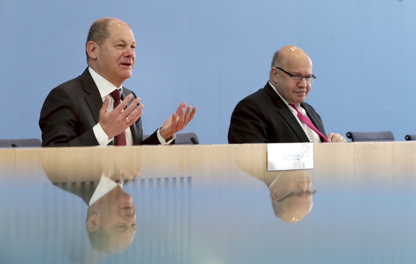 Германските министри на финансите и икономиката - Олаф Шолц и Петер Алтмайер, рзясняват плана на правителството