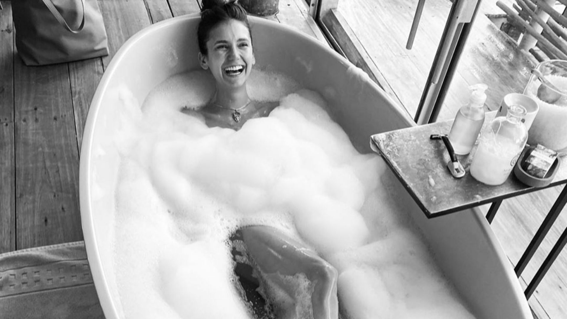 Нина Добрев гола във ваната: Да се изкъпеш или не? Това е въпросът