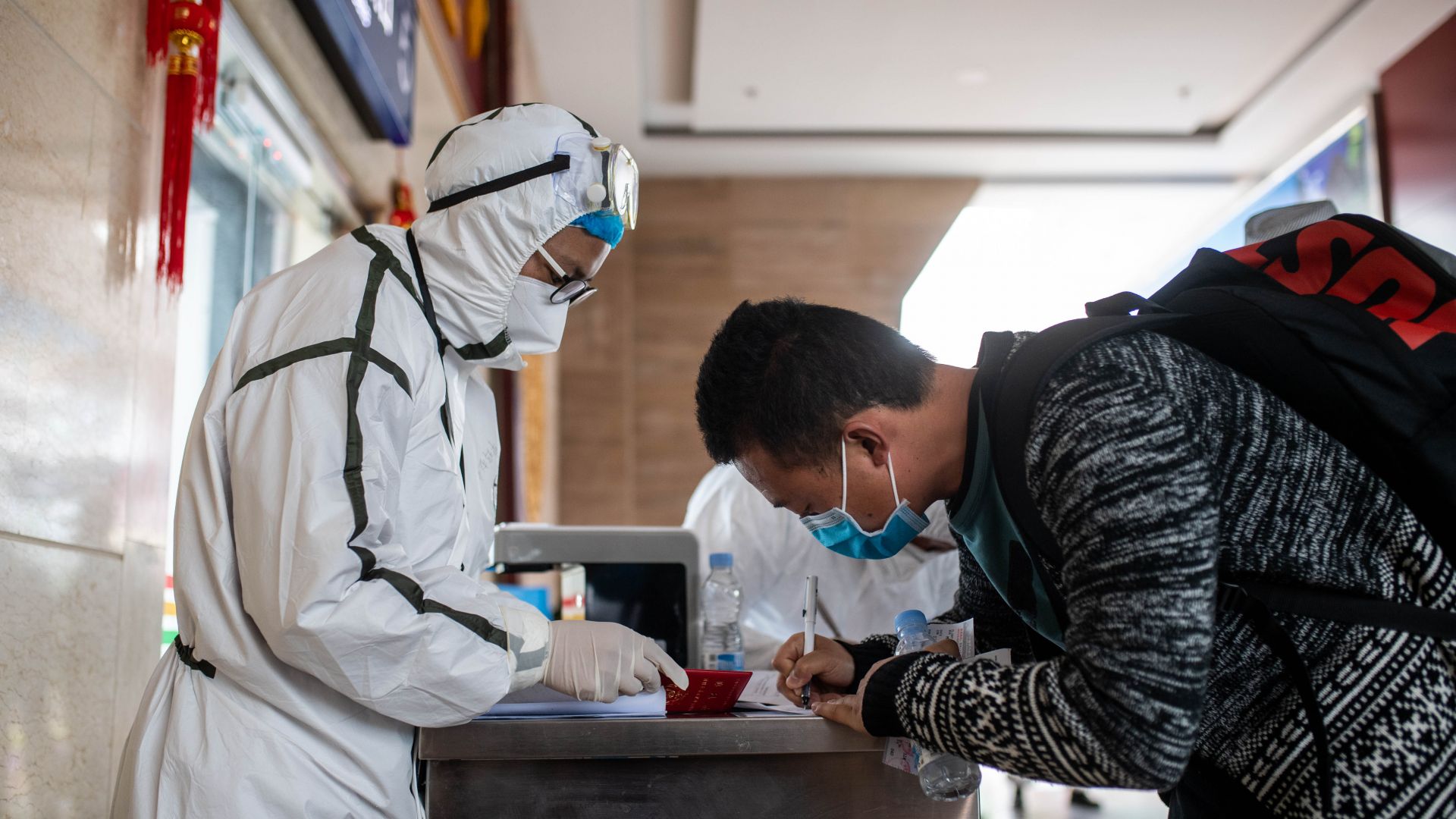 Стотици пътници блокирани от два месеца в китайския град Ухан