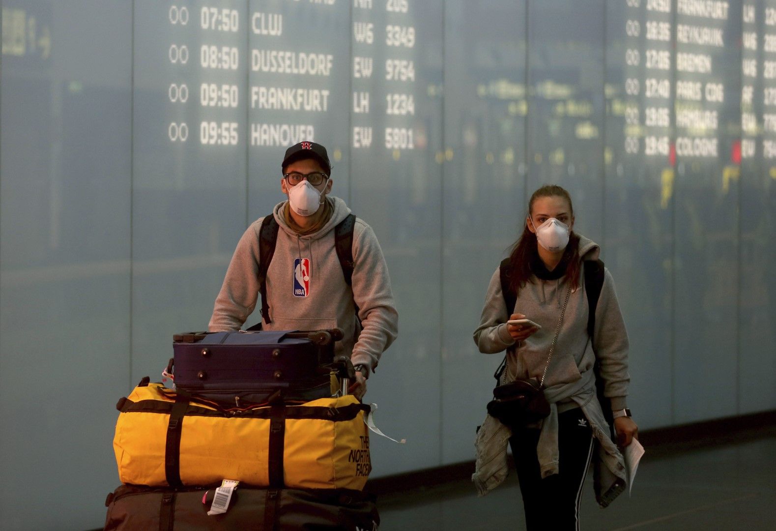 Пътници носят предпазни маски на международното летище във Виена. Австрия е една от страните, получила предпазни маски от Китай