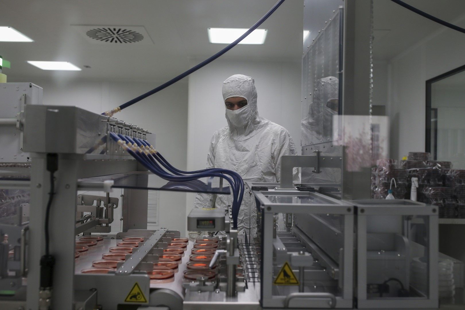 Изследовател в защитен костюм наблюдава производство на тестове за новия коронавирус в Гебзе, Северозападна Турция
