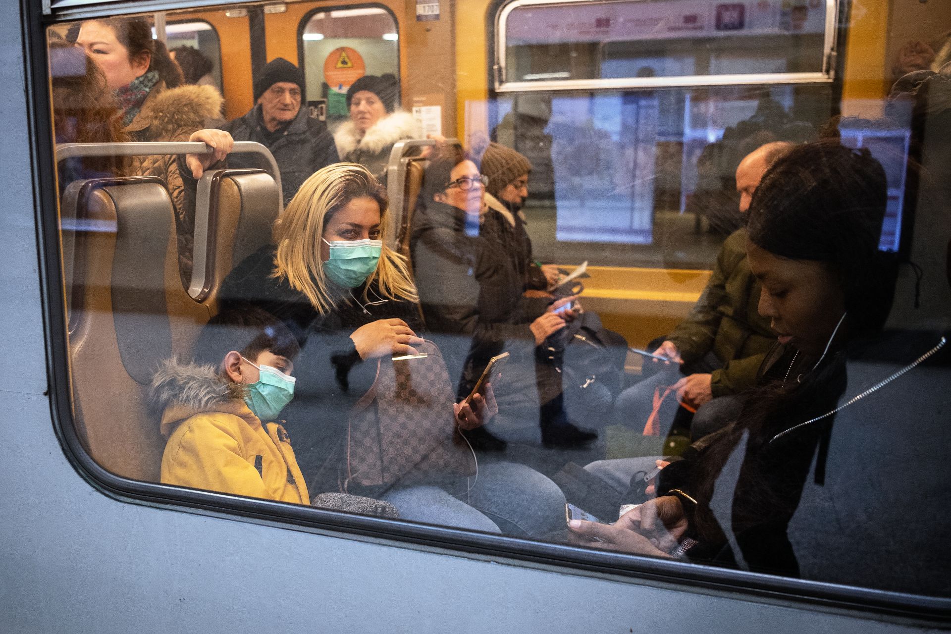 Майка с дете с предпазни маски пътуват в метрото в Брюксел