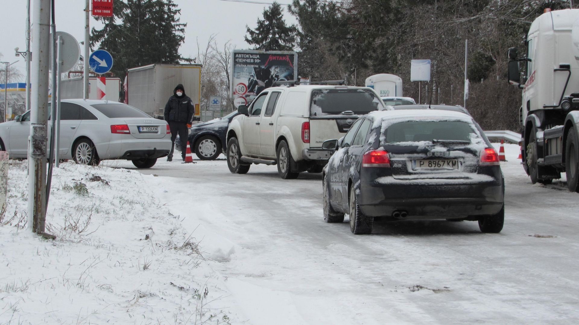 Усложнена е зимната обстановка в Русенско Пътят Русе Бяла бе временно