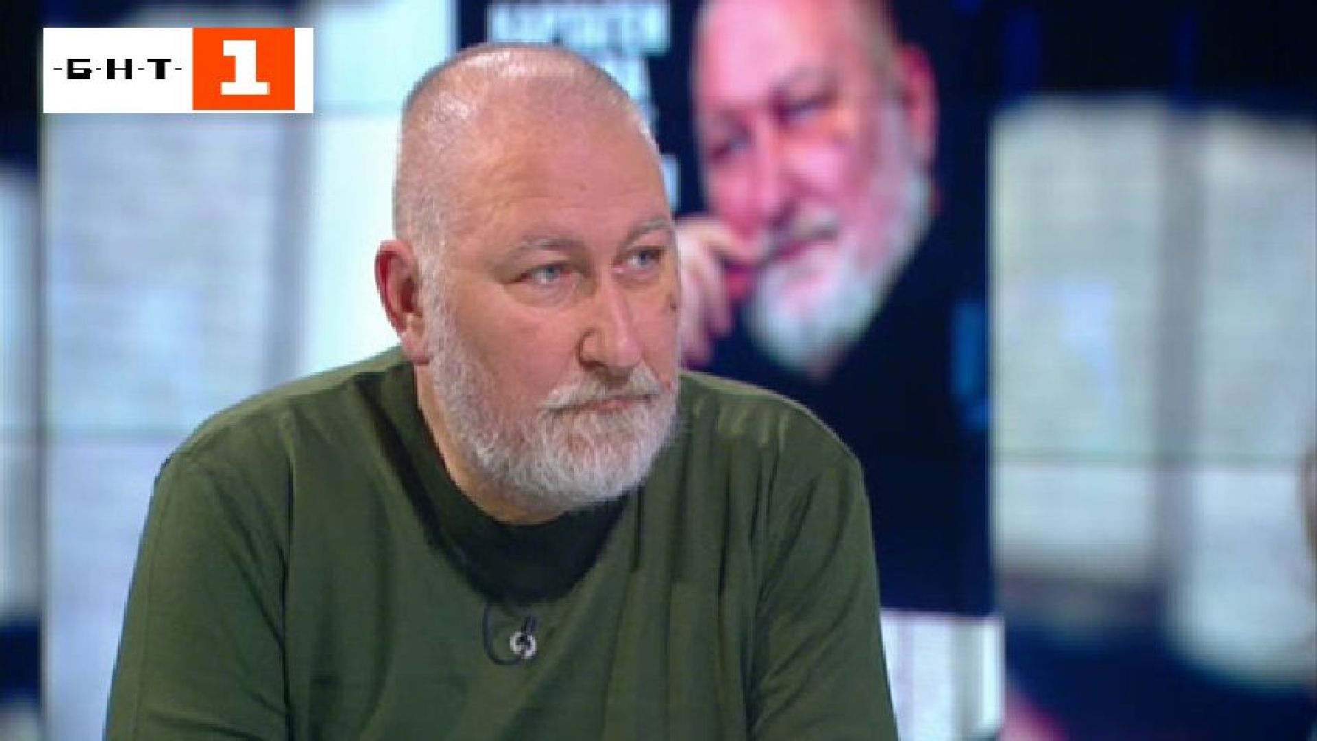 Роден в София завършва 31 гимназия и българска филология в