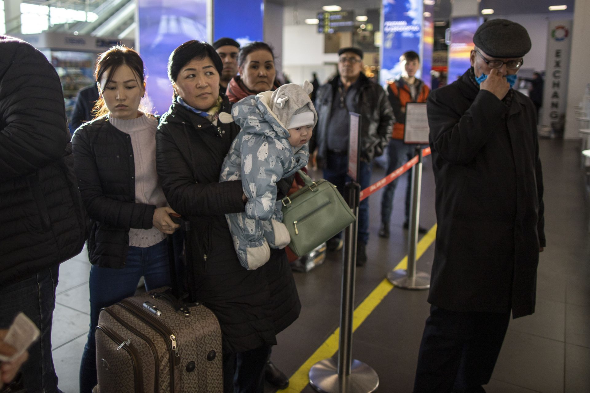 Переехать в азию. Трудовая миграция кыргызстанцы в Москве. Мигранты из Киргизии. Мигранты в аэропорту. Мигранты кыргызы в Москве.