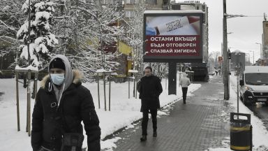 Билбордове призовават да си останем вкъщи