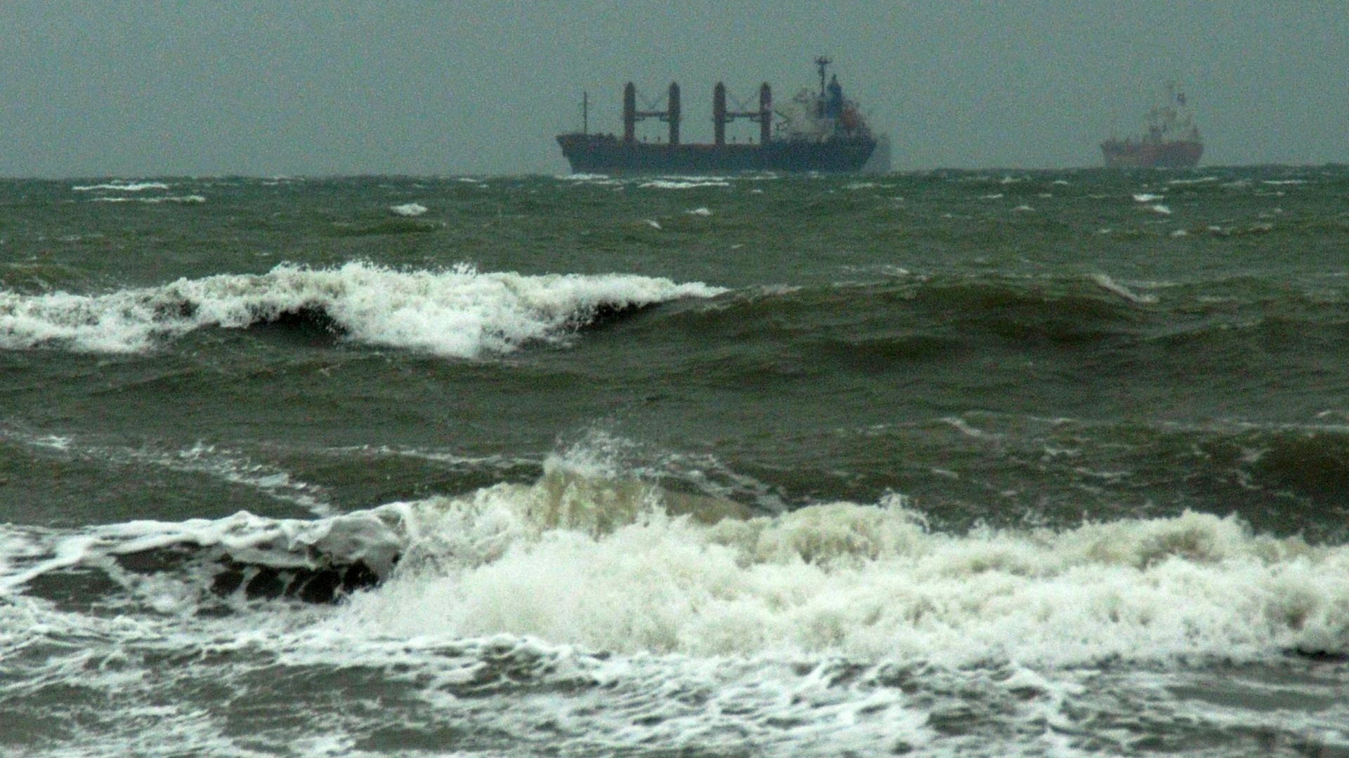 Пристанище Бургас е затворено за всякакви маневри и корабоплаване поради