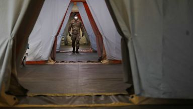 Транспортират с военни самолети болни от Италия в Германия