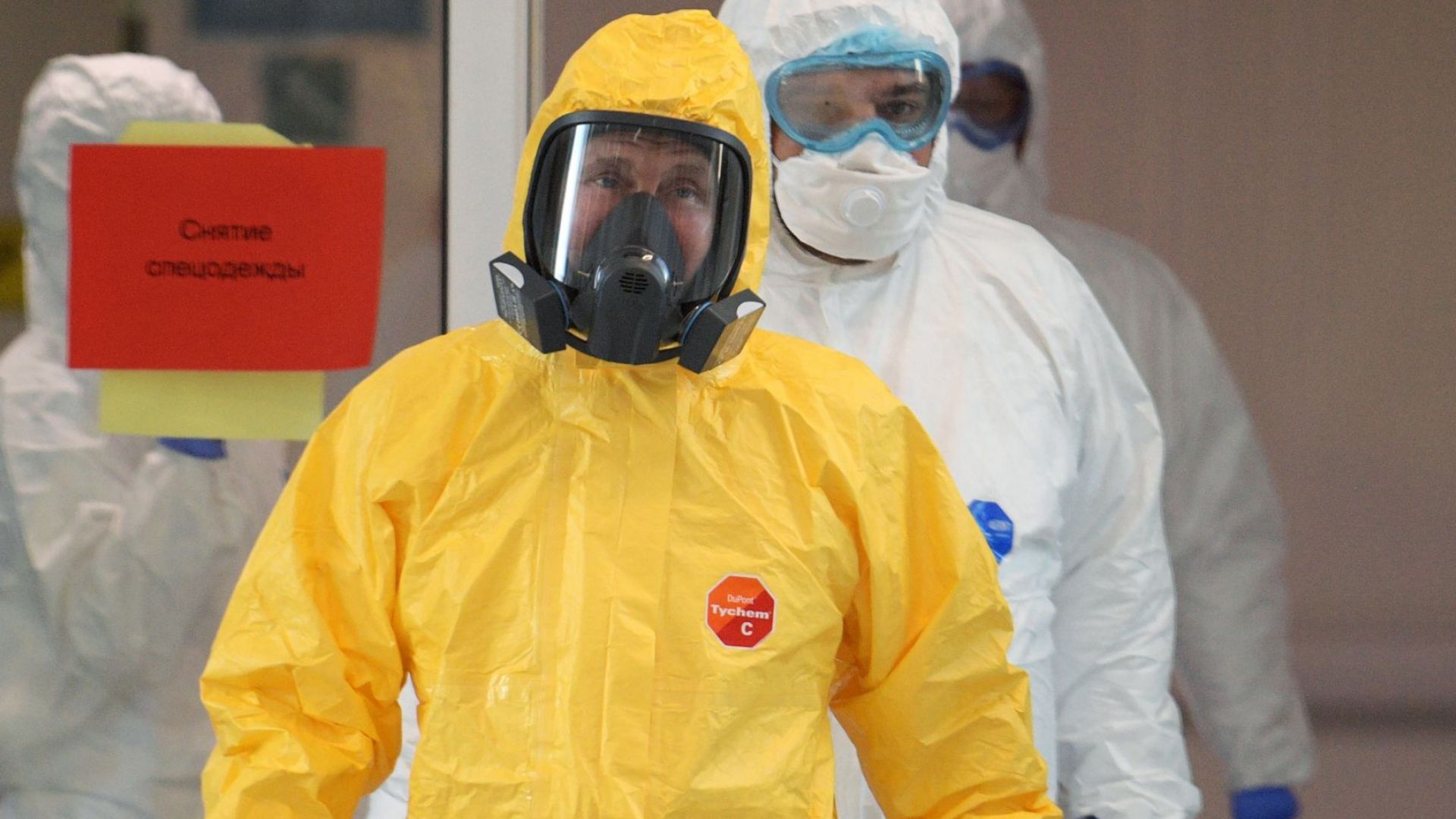 Руският президент Владимир Путин облече костюм за работа с опасни