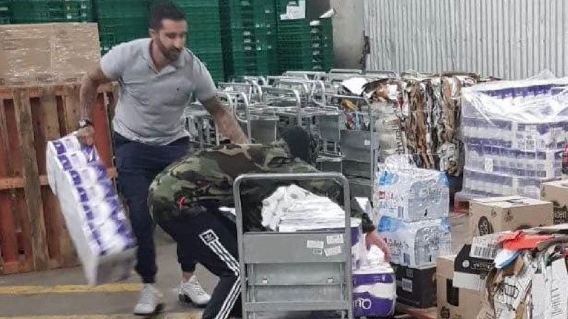 Австралийската полиция оповести че издирва двама мъже след серия кражби