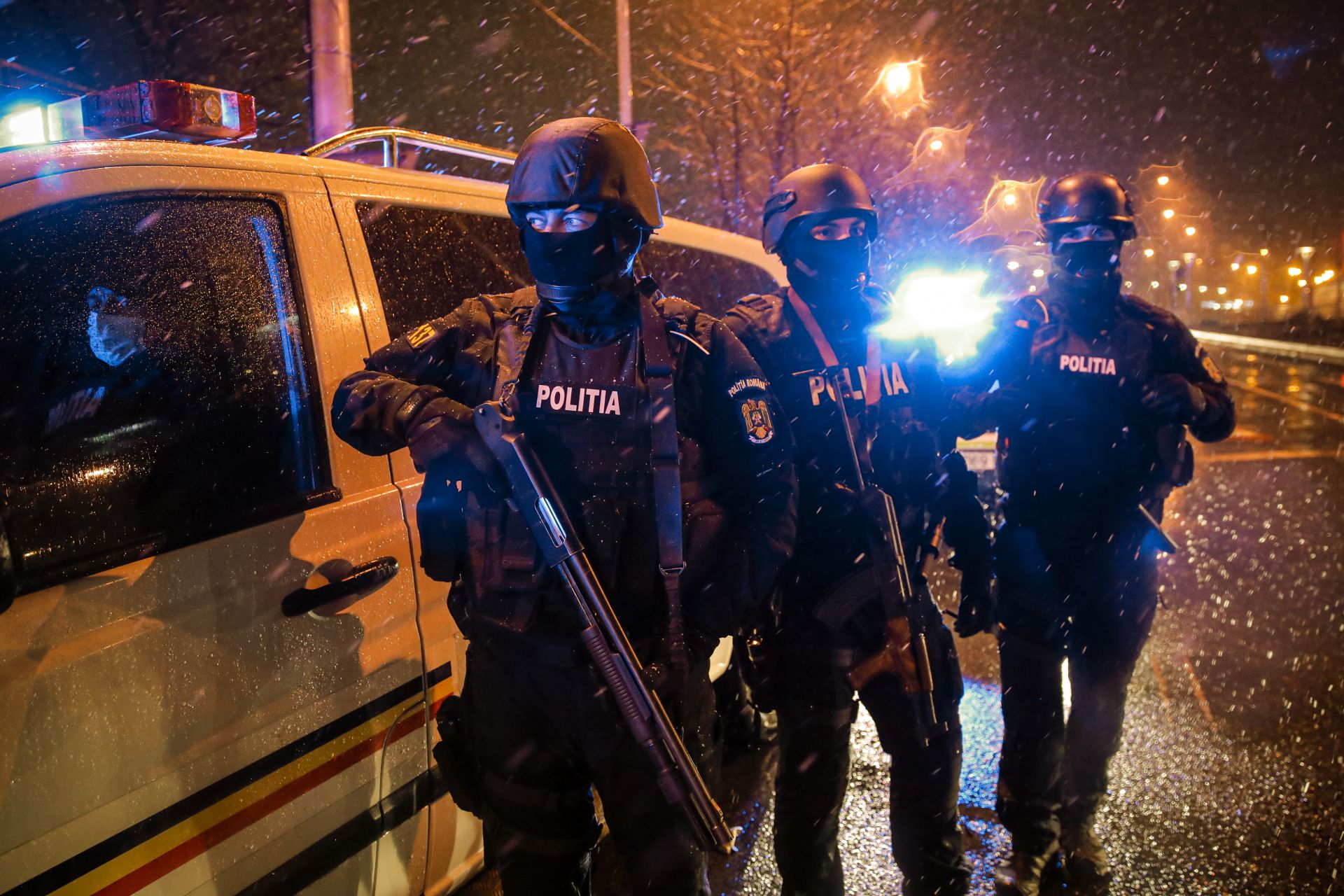 Тежковъоръжени полицаи следят стриктно за спазване на ограниченията