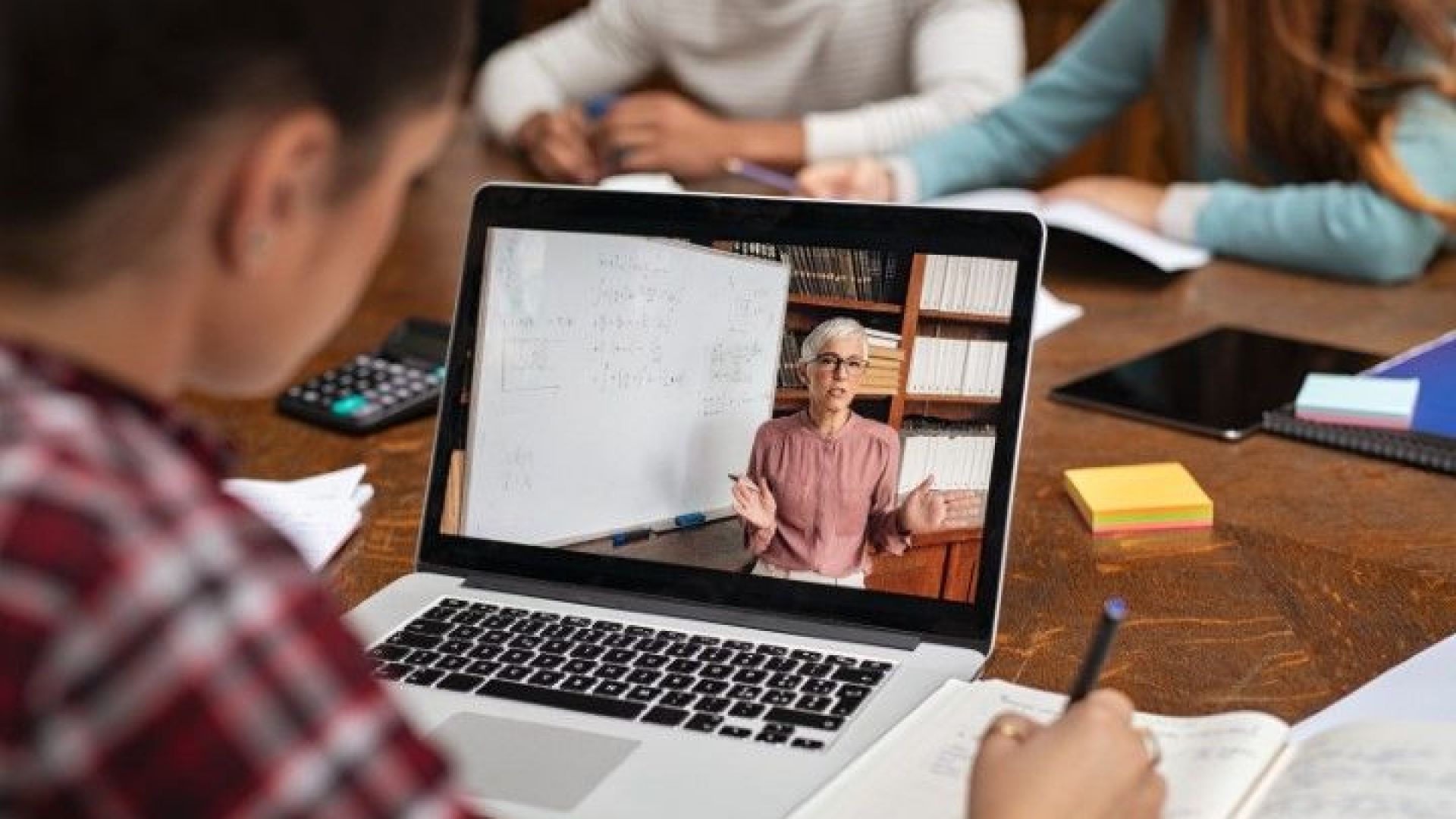 През изминалата седмица започнахме обучението в електронна среда в училищата