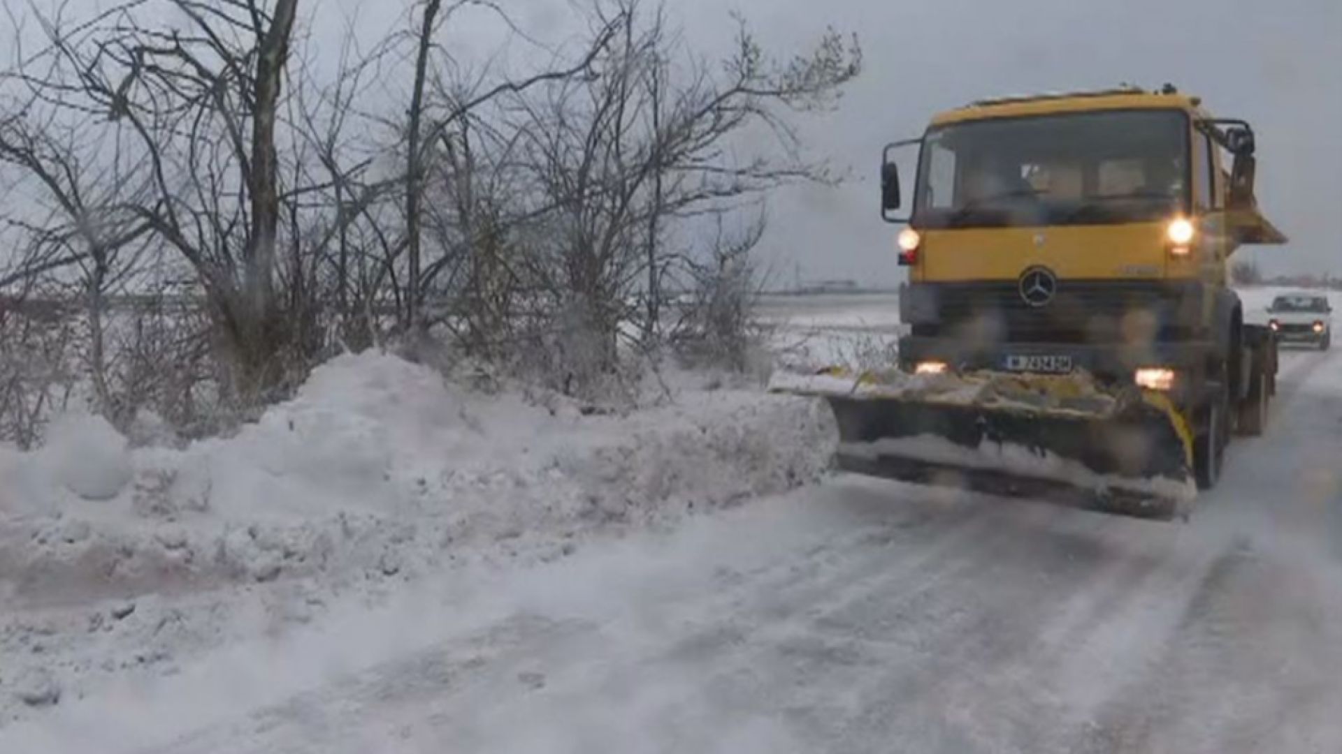 Над 20 автомобила са закъсали на пътя от Оряхово към