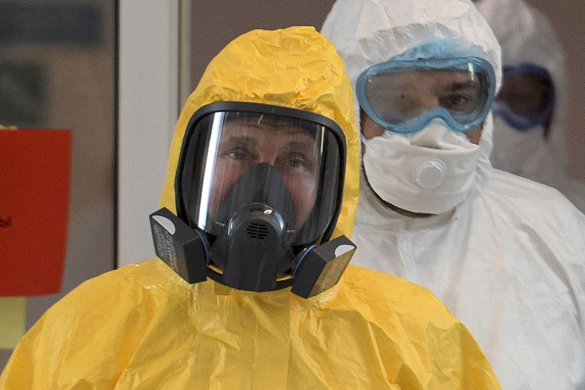 Путин, облечен в защитен костюм, влиза в зала по време на посещението си в болницата за пациенти с коронавирус в Комунарка, извън Москва